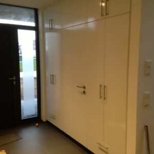 Schrankwand aus massivem Holz, in weiß