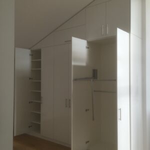 Einbauschrank aus Holz geöffnet
