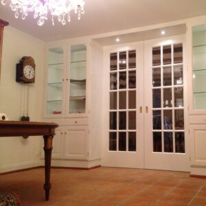 Raumteiler aus Holz, mit Tür / Schreinerei Welschoff