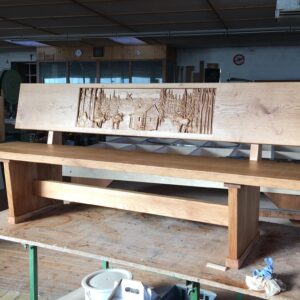 Sitzbank außen aus massivem Holz mit Gravur