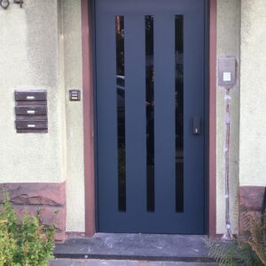 Dunkle Haustür aus Holz / Schweich